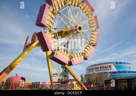 Evoluzione ride Pleasure Beach luna park, Great Yarmouth, Norfolk, Inghilterra Foto Stock