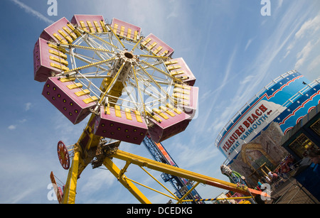 Evoluzione ride Pleasure Beach luna park, Great Yarmouth, Norfolk, Inghilterra Foto Stock