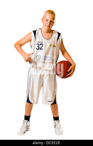 Giovane giocatore di pallacanestro che indossa il team bianco uniforme, studio shot, sfondo bianco Foto Stock