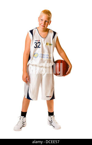 Giovane giocatore di pallacanestro che indossa il team bianco uniforme, studio shot, sfondo bianco Foto Stock