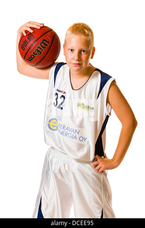 Giovane giocatore di pallacanestro che indossa il team bianco uniforme, studio shot, sfondo bianco Foto Stock