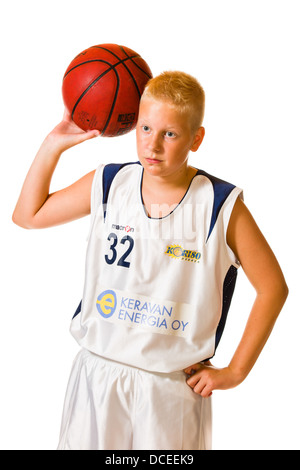 Giovane giocatore di pallacanestro che indossa il team bianco uniforme, studio shot, sfondo bianco Foto Stock