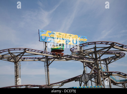 Famiglia cielo stella di treno a Pleasure Beach luna park Great Yarmouth, Norfolk, Inghilterra Foto Stock