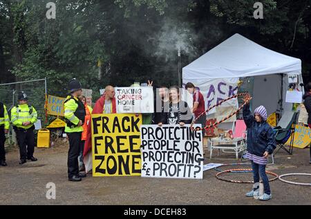 Balcombe Sussex Regno Unito 16 agosto 2013 - polizia all'ingresso del sito Cuadrilla dove anti Fracking manifestanti raccogliere nel West Sussex villaggio di Balcombe dove la società svolgono la perforazione esplorativa . Migliaia di manifestanti sono invitati ad unirsi alla protesta per il prossimo fine settimana Foto Stock