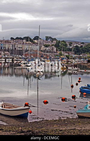Barche ormeggiate sul Afon Seiont a Caernarfon Galles del Nord Foto Stock