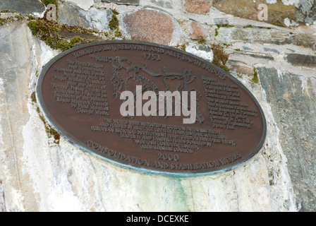 Una lapide commemorativa a Delavine ponte sulla vecchia strada militare nel Parco Nazionale di Cairngorms in Scozia Foto Stock