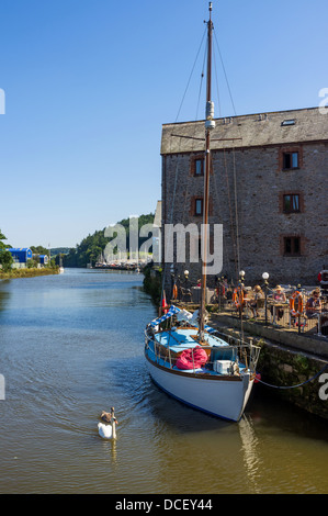 Totnes Devon England. Il primo agosto 2013. Una barca è ormeggiata accanto al pacchetto di vapore Inn sulle rive del fiume Dart. Foto Stock