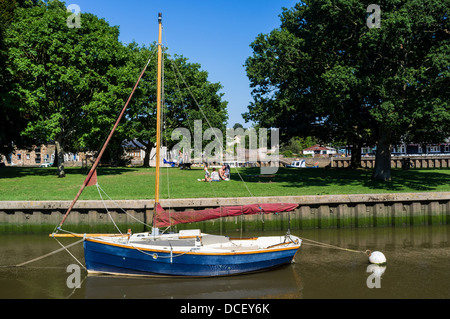 Totnes Devon England. Il primo agosto 2013. Un yacht ormeggiato sul fiume Dart nel centro di Totnes. Foto Stock