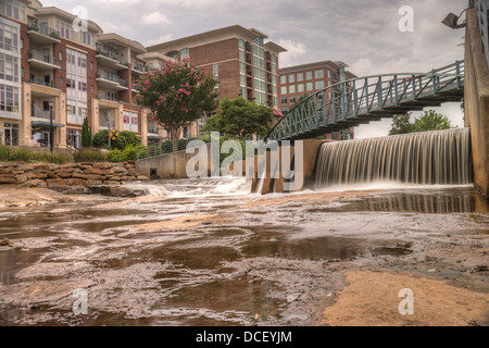 Una lunga esposizione cattura il lento fluire Reedy River a Falls Park Foto Stock