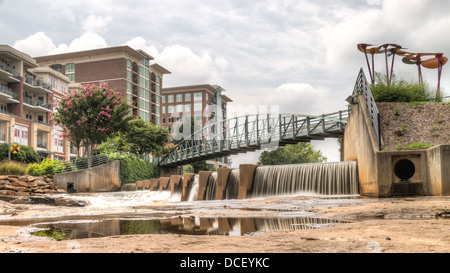 Una lunga esposizione cattura il lento fluire Reedy River a Falls Park Foto Stock