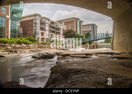 Una lunga esposizione cattura il lento fluire Reedy River a Falls Park Foto Stock