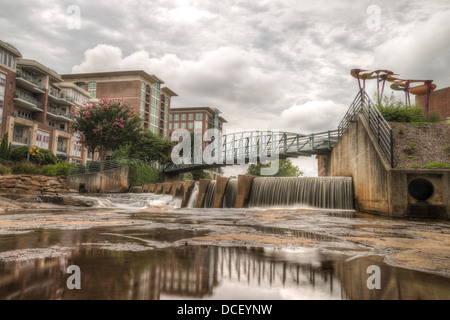 Una lunga esposizione cattura il lento fluire Reedy River a Falls Park Foto Stock