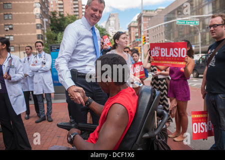 Pubblico di NYC avvocato e mayoral candidato Bill de Blasio Foto Stock