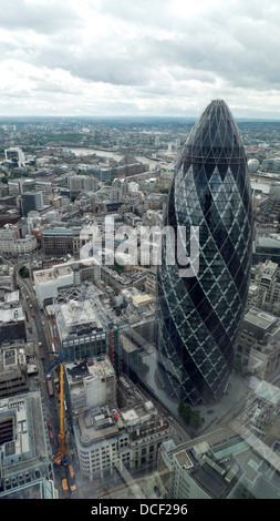 Una alta vista sulla città di Londra e 30 St Mary Axe guardando a sud e a est dal palazzo di airone Londra UK KATHY DEWITT Foto Stock