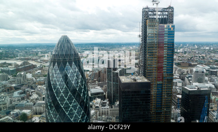 Vista guardando a sud di Londra del 122 Leadenhall St costruire la Cheesegrater e il Gherkin Gerkin City di Londra UK KATHY DEWITT Foto Stock