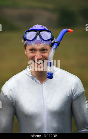 L uomo si prepara per il BOG-campionato di snorkeling in hotel a Llanwrtyd Wells, metà del Galles. Foto Stock