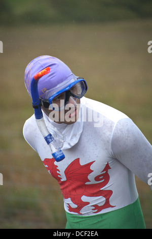 L uomo si prepara per il BOG-campionato di snorkeling in hotel a Llanwrtyd Wells, metà del Galles. Foto Stock