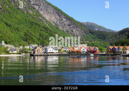 Visualizzare alla fine del fiordo Mofjorden al grazioso villaggio di Mo kommune in estate nel pittoresco Modalen, Hordaland, Norvegia e Scandinavia Foto Stock
