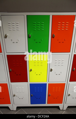Girato a colori di alcuni armadietti in una highschool Foto Stock