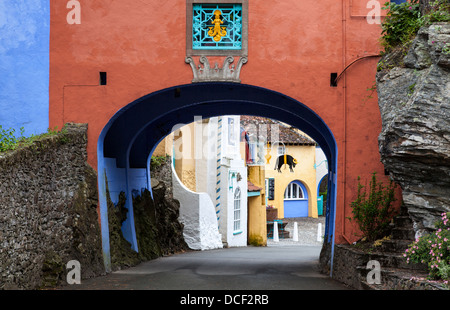 Un arco dipinto sulla strada principale che conduce a Battery Square a Portmeirion, Galles Foto Stock