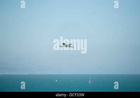 Eastbourne, Sussex, Regno Unito. Il 15 agosto 2013. Spitfire Mk1X eseguendo sulla giornata di apertura dell'Airshow di oltre il canale in lingua inglese Foto Stock