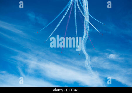 Eastbourne, Sussex, Regno Unito. Il 15 agosto 2013. Velivoli delle frecce rosse RAF aerobatic team eseguendo sulla giornata di apertura dell'Airshow di Foto Stock