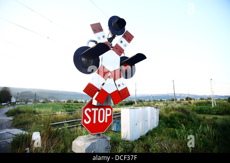 Un segnale di stop in corrispondenza di un incrocio ferroviario Foto Stock