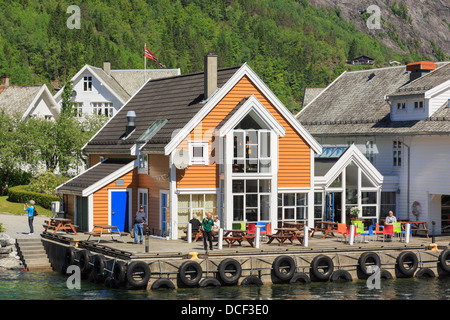 Mobryggja café nel variopinto edificio in legno sulla banchina del porto alla fine del fiordo Mofjorden. Mo, Modalen, Hordaland, Norvegia Foto Stock