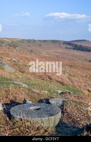 Macina che giace abbandonata in situ al vecchio sito di cava a bordo Stanage, Peak District, REGNO UNITO Foto Stock