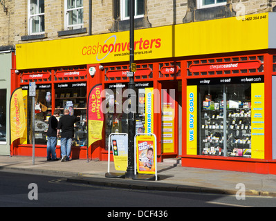 Due uomini in cerca nella finestra dei convertitori di cassa, Waterhouse Street, Halifax, West Yorkshire, Inghilterra, Regno Unito Foto Stock