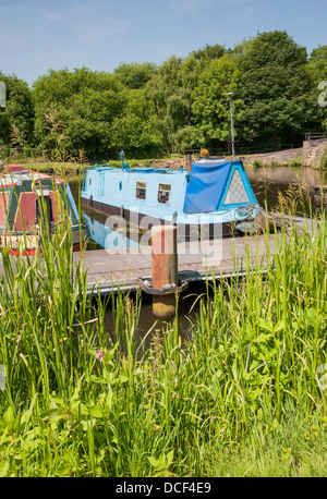 Vari tipi di barca a loro ormeggi sul calder e hebble canal a Halifax West Yorkshire Foto Stock