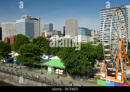 Ruota Panoramica FERRIS ROSE FESTIVAL DIVERTIMENTI WATERFRONT PARK skyline del centro di Portland OREGON USA Foto Stock