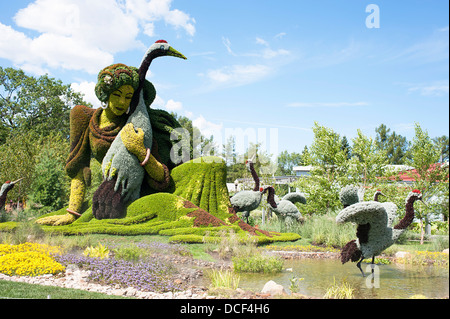 Mosaicultures internazionale di scultura di Montreal di Xu Xiu Juan - una vera storia di una ragazza cinese che amava la corona rossa gru. Foto Stock