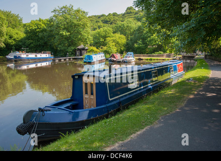 Vari tipi di barca a loro ormeggi sul calder e hebble canal a Halifax West Yorkshire Foto Stock