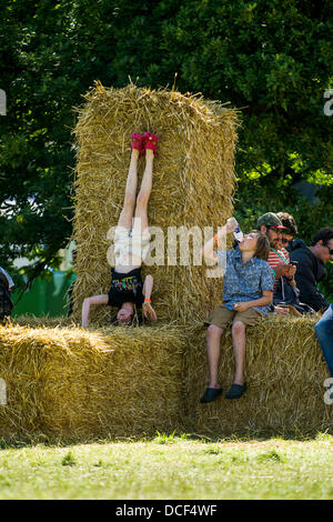CRICKHOWELL, UK. Il 16 agosto 2013. Una ragazza fa un handstand su alcune balle di fieno. Credito: Polly Thomas / Alamy Live News Foto Stock