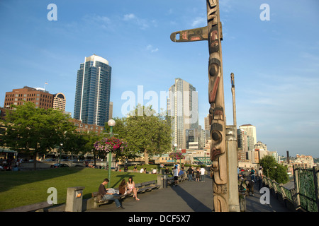 Il Cedar totem pole VICTOR STEINBRUECK PARK ELLOIT BAY Downtown Seattle nello stato di Washington Stati Uniti d'America Foto Stock