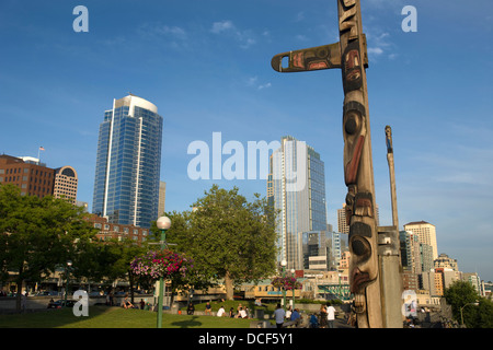 Il Cedar totem pole VICTOR STEINBRUECK PARK ELLOIT BAY Downtown Seattle nello stato di Washington Stati Uniti d'America Foto Stock