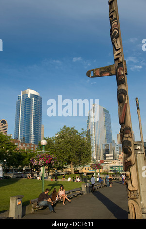 Il Cedar totem pole VICTOR STEINBRUECK PARK ELLOIT BAY Downtown Seattle nello stato di Washington Stati Uniti d'America Foto Stock