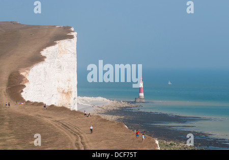 La gente che camminava lungo il ciglio della scogliera a Beachy Head in East Sussex, Inghilterra Foto Stock