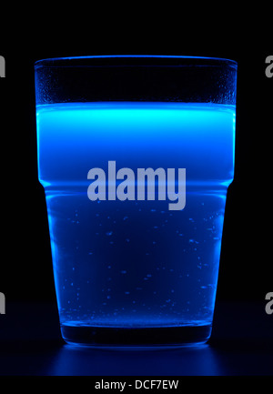 Una lampada fluorescente accesa drink nel buio indietro Foto Stock