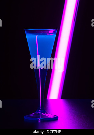 Una lampada fluorescente accesa drink nel buio indietro Foto Stock