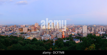 Montreal al crepuscolo panorama con grattacieli urbani visto dal Mont Royal Foto Stock