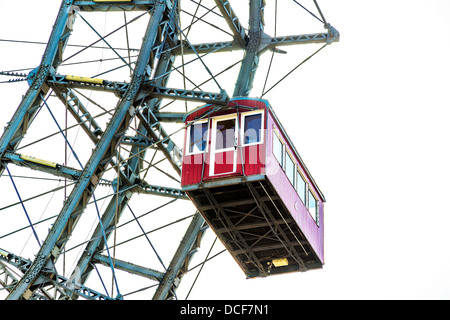 Gondola di ruota panoramica Ferris al Prater di Vienna, con la città sullo sfondo Foto Stock