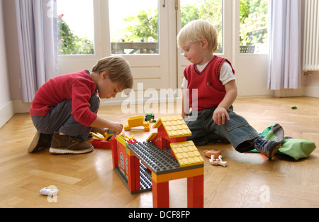 Due ragazzini giocando sul pavimento Foto Stock