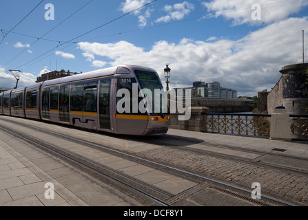 Tram LUAS sul Seán Heuston Bridge, una ghisa ponte che attraversa il fiume Liffey accanto alla stazione di Heuston, Dublino, Irlanda Foto Stock