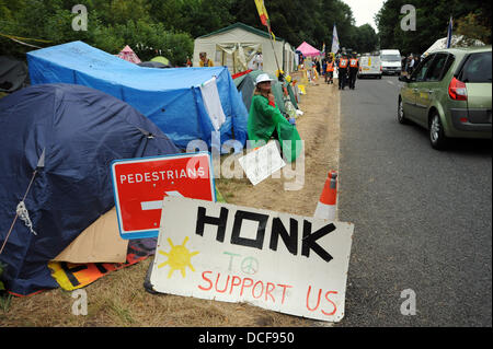 Balcombe Sussex Regno Unito 16 agosto 2013 - Anti Fracking dimostranti presso il sito Cuadrilla nel West Sussex villaggio di Balcombe dove la società svolgono la perforazione esplorativa . Migliaia di manifestanti sono invitati ad unirsi alla protesta per il prossimo fine settimana Foto Stock