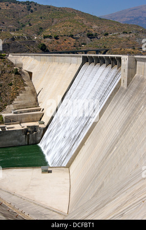 Regole diga sul rio Guadalfeo, Andalusia, provincia di Granada, Spagna Foto Stock