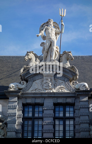 Statua del dio romano Nettuno con trident sopra l'entrata al vecchio mercato del pesce / Oude Vismijn a Gand, Belgio Foto Stock