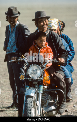 La famiglia felice di 4 sulle loro nuove moto. Erdenet, Mongolia Foto Stock