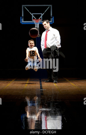 Coaching padre suo Figlio sul campo di pallacanestro Foto Stock